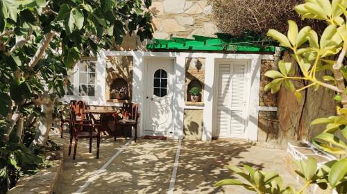 Ios House | The Fig Tree - Deluxe Studio