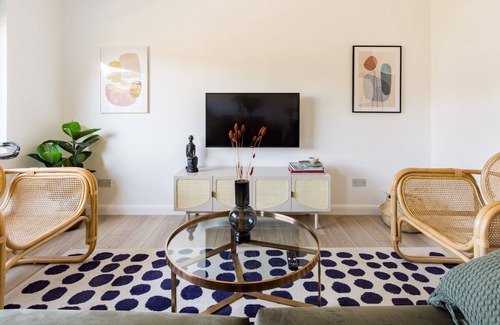 East Finchley Apartment | The Finchley Bolthole - Delightful 2BDR Flat