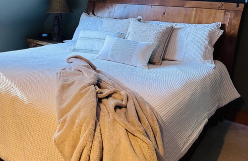 Winhall Cabin | The Fireside Lodge - Stratton View, Luxurious and Modern, Sleeps 16