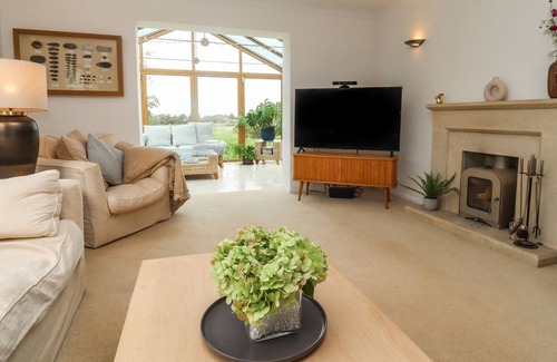 Brimpsfield House | THE FIRS RETREAT, pet friendly, luxury holiday cottage in Brockworth