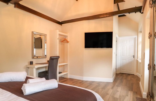 Wisbech House | THE FIVE BELLS INN, character holiday cottage, with hot tub in Upwell