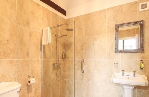 Wisbech House | THE FIVE BELLS INN, character holiday cottage, with hot tub in Upwell