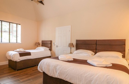Wisbech House | THE FIVE BELLS INN, character holiday cottage, with hot tub in Upwell