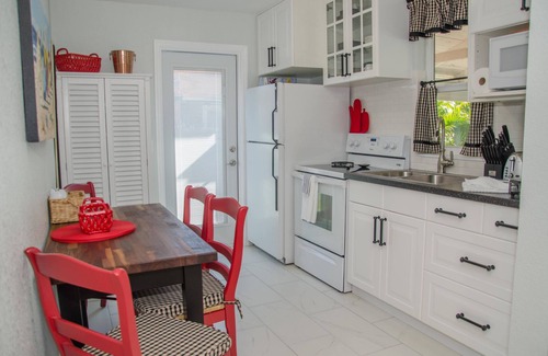 Madeira Beach Cottage | The Flamingo Cottage. Walk To Beach, Shops, Dining & Water Sports