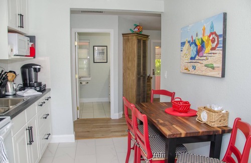 Madeira Beach Cottage | The Flamingo Cottage. Walk To Beach, Shops, Dining & Water Sports