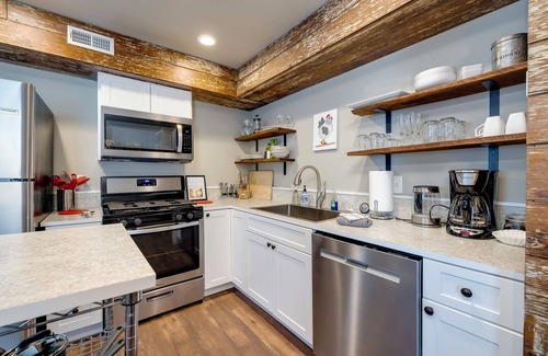 Luray House | The Flynn- Cute & Cozy Home on Main St, Luray - right downtown! Chef available