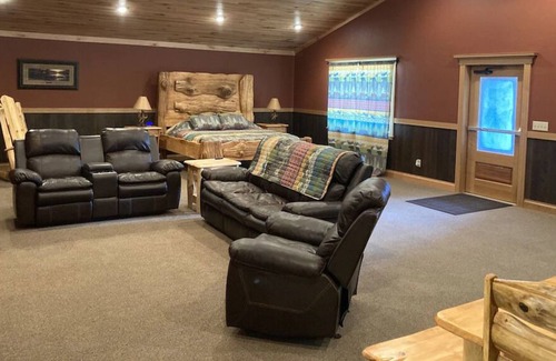 Fountain City Cabin | The Flyway Lodge on the Mississippi - Fountain City, WI