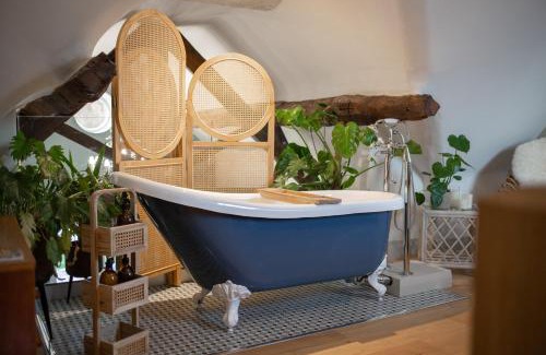 Bridgnorth House | The Forge - Beautiful Contemporary Barn - Hot Tub
