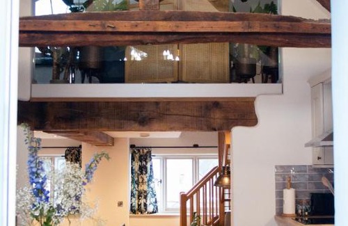 Bridgnorth House | The Forge - Beautiful Contemporary Barn - Hot Tub