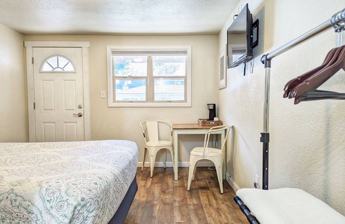 Manitou Springs Hotel | The Fountain Creek Inn of Downtown Manitou Springs [#202]n