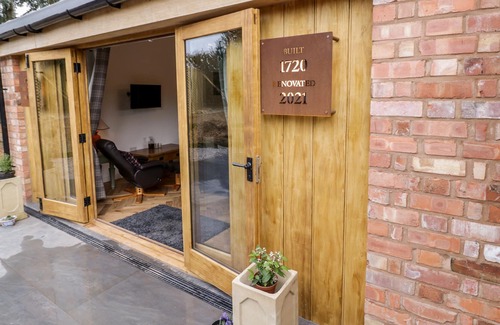 Shobdon Cottage | THE FOUNTAIN HOUSE, family friendly, with hot tub in Hartlebury