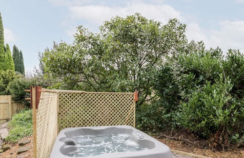 Shobdon Cottage | THE FOUNTAIN HOUSE, family friendly, with hot tub in Hartlebury