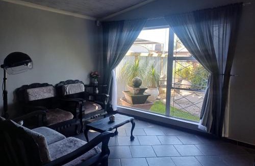 Uitenhage House | The Foxies