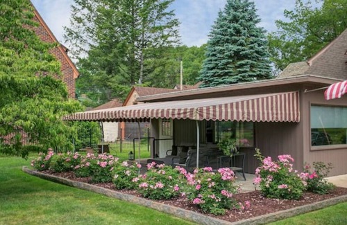 Jamestown Bed & Breakfast | The Freeburg Room at The Oaks Hotel-Queen Size Bed