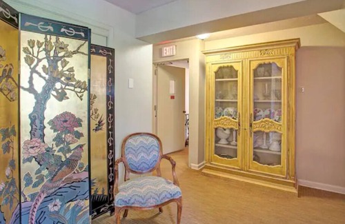 Jamestown Bed & Breakfast | The Freeburg Room at The Oaks Hotel-Queen Size Bed