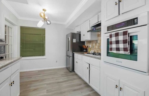 Meadows Place House | The French Garden Home 5BRs-amazing Pool-Patio-Game room-super location US69n