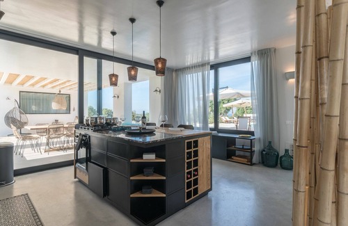 Carovigno Villa | The front door, located at the side of the central body of the villa, opens into the living room.