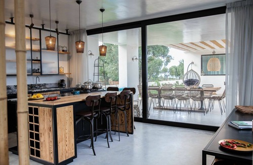 Carovigno Villa | The front door, located at the side of the central body of the villa, opens into the living room.