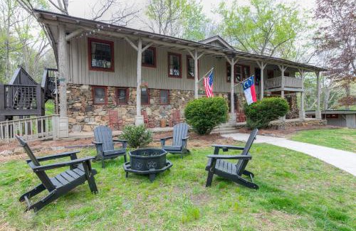 Waynesville Apartment | The Furry Lodge Suite 9