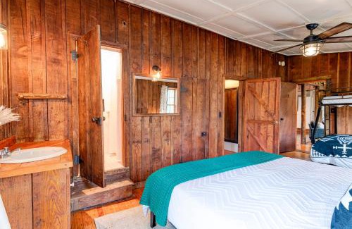 Waynesville Apartment | The Furry Lodge Suite 9
