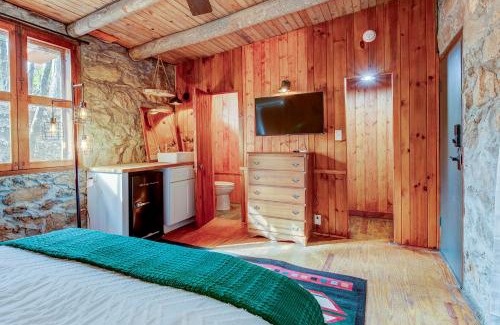 Waynesville Apartment | The Furry Lodge Suite 9