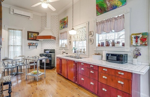 Stephenville House | The Gallery House: Boutique Stay Right by Tarleton