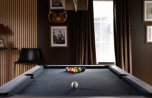 Edgehill House | The Gambler - Pool Table Plus Rooftop with Firepit
