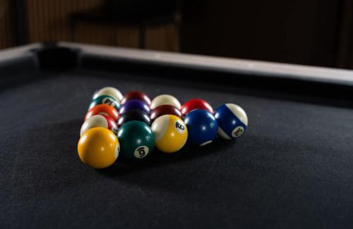 Edgehill House | The Gambler - Pool Table Plus Rooftop with Firepit