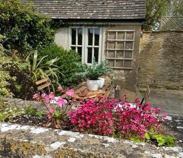 Leafield House | The Gamekeeper's Cottage - Stunning 2 Bed!