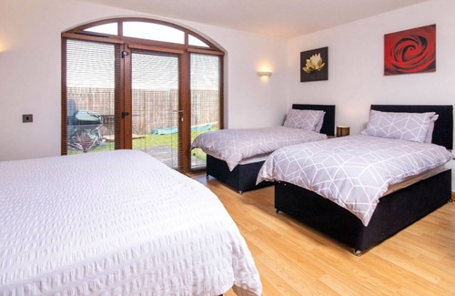 Elgin Apartment | The Garden Room (Studio Apartment)