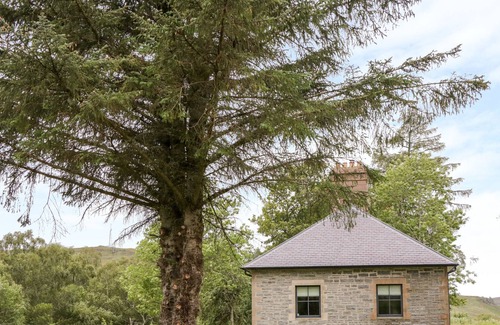 Garve Cottage | THE GATE HOUSE, character holiday cottage, with open fire in Ullapool