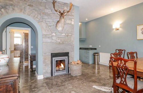 Garve Cottage | THE GATE HOUSE, character holiday cottage, with open fire in Ullapool