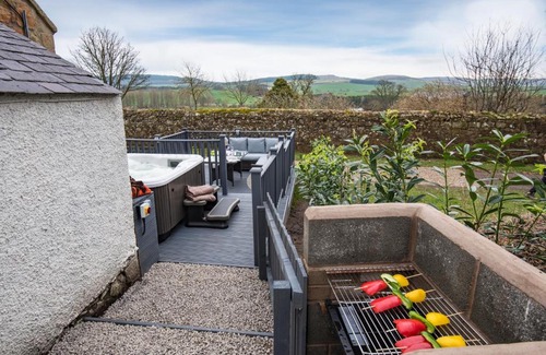 Old Bewick House | The Gate Lodge - Hot Tub 1 bedroom, log burner