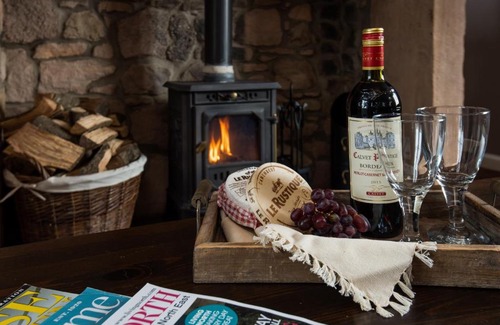 Old Bewick House | The Gate Lodge - Hot Tub 1 bedroom, log burner