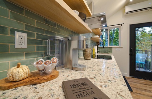 Olde Town House | The Gateway Barn - Cozy King Suite & Walk to Main Street