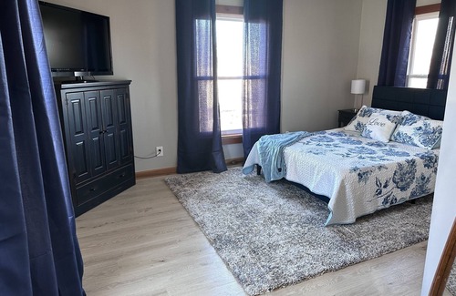 Sugarcreek House | The Gathering Place on Maple has room for everyone! Spacious house -quiet town.