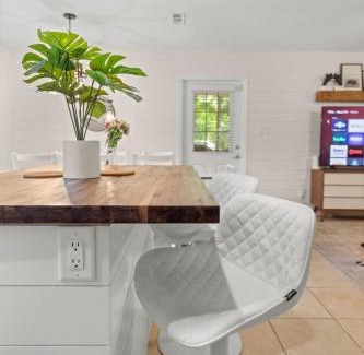 Springtree House | The Gator Getaway- Huge Backyard