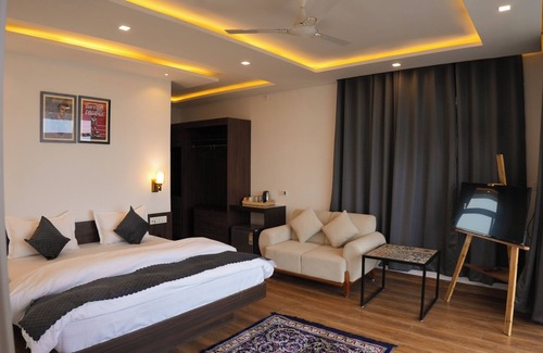 Nainital Resort | The Glass House Gethia