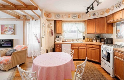 Roselawn Finance Apartment | The Golden Suite: themed getaway!