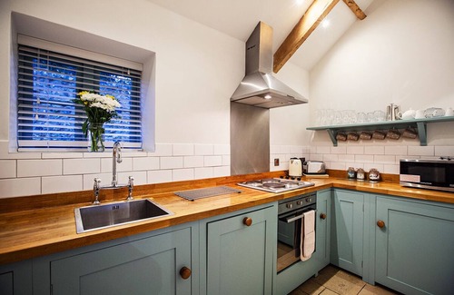 Holworth Cottage | The Granary, 550m from descent to Durdle Door! Shared additional facilities.