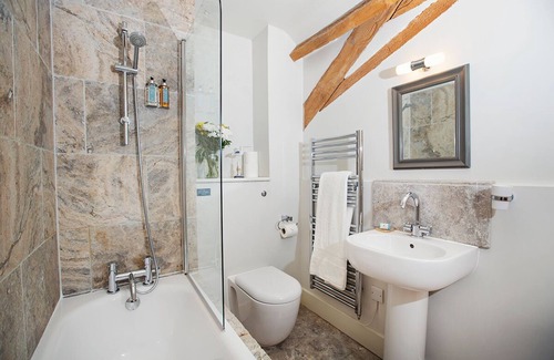 Holworth Cottage | The Granary, 550m from descent to Durdle Door! Shared additional facilities.