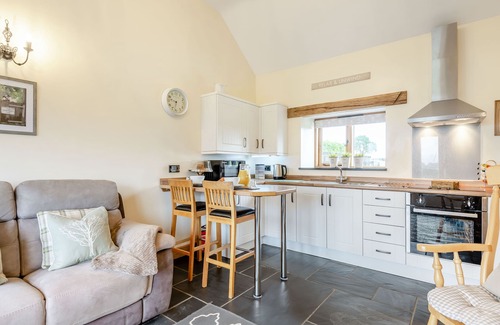 Welshpool Cottage | THE GRANARY, romantic, with a garden in Llanfair Caereinion