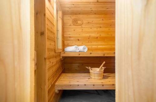 East Stroudsburg Ski Chalet | The Green Forest Retreat - Kayak, Hot Tub, Sauna