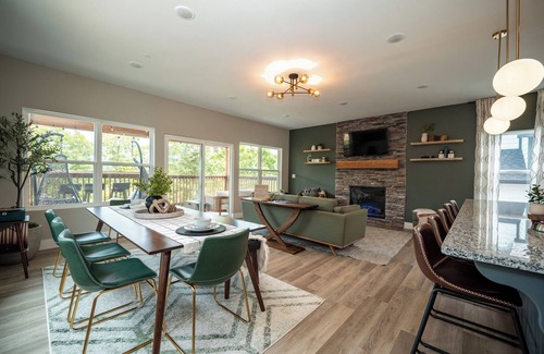 Indian Point House | The Grey Wolf Lodge Branson