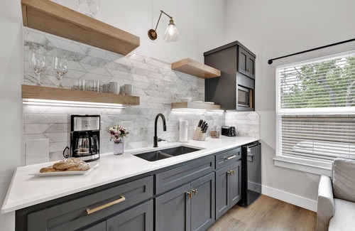 Fredericksburg Cottage | The Grove E With Hot Tub & King Bed - 2 Blks to Main