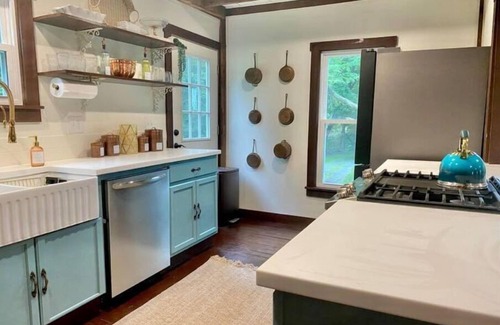 Valois House | The Guest House at Peach Orchard