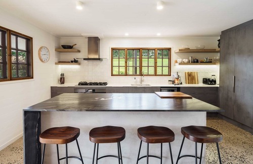 Kiels Mountain House | The Hideaway - Chic Farmhouse 15min to beaches