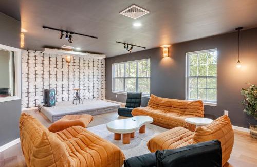 Pocono Pines House | The Hangout Haven - Theater, Hot tub, Pickleball, Ping pong, Firepit