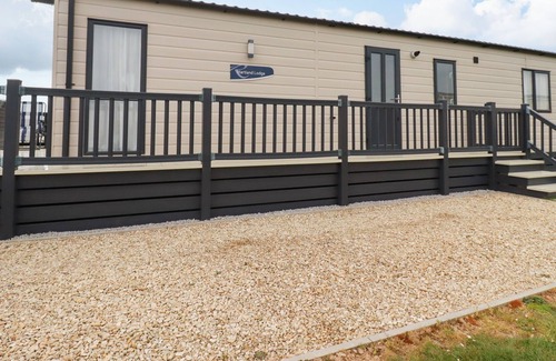 Truro Cabin | THE HARTLAND LODGE, family friendly, with pool in Goonhavern