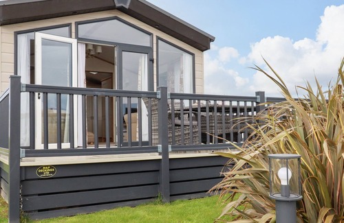 Truro Cabin | THE HARTLAND LODGE, family friendly, with pool in Goonhavern